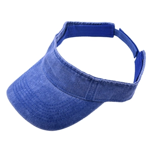 Detail des verstellbaren Klettverschlusses und der blauen Jeans-Struktur vom Sonnenhut