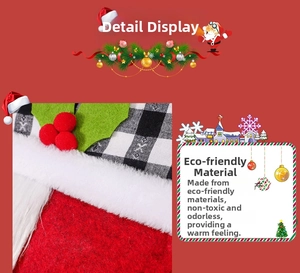 Detail der Weihnachts-Stuhlabdeckung mit Karomuster, Stechpalmenbeeren und Pelzbesatz