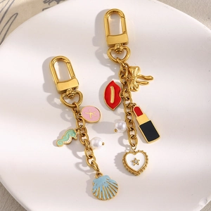 Détails de breloques plaquées or 18 carats avec motifs d'hippocampe, coquillage et lèvres