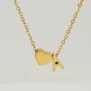 Collier minimaliste en acier inoxydable plaqué or 18K avec pendentif cœur et lettre A