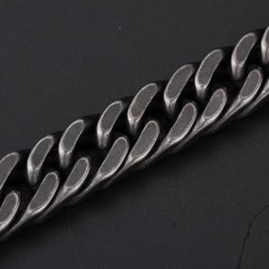 Détail macro de chaîne en acier inoxydable gris foncé style punk avec texture mate