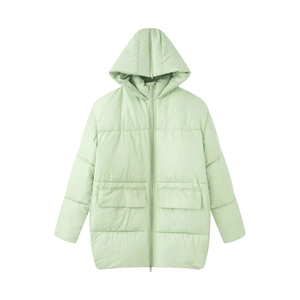 Vorderansicht des minzgrünen Winter-Puffer-Overalls mit Kapuze und großen Seitentaschen