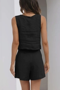 Vue arrière d'un ensemble deux pièces en lin noir avec top sans manches et short assorti