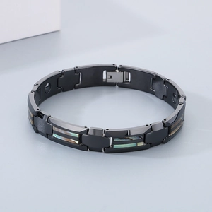 Détail du bracelet en tungstène noir avec incrustation de nacre et aimants