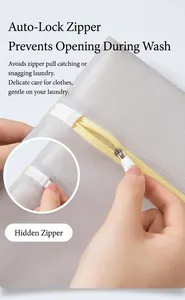 Détail du sac à linge en maille fine grise avec fermeture éclair autobloquante et élastique