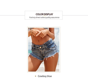 Detaillierte Nahaufnahme von distressed Denim-Shorts in Cowboy-Blau mit ausgefranstem Saum
