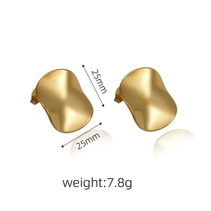 Detailed size chart for 18K gold-plated irregular wavy earrings measuring 25mm and weighing 7.8g