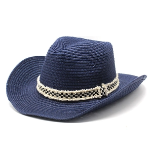 Detail eines marineblauen Stroh-Cowboyhuts mit klassischem schwarz-weißem Karoband