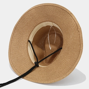 Chapeau de cowboy en paille marron avec décor tête de taureau et sangle réglable