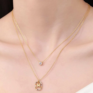 Collana a doppio strato placcata oro 18K con zircone e ciondolo a lettera M colorata