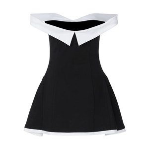 Détail d'une robe noire et blanche à épaules dénudées avec col à revers et coupe ajustée