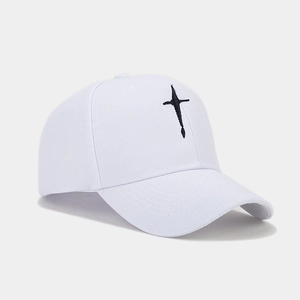 Détail de la broderie étoile noire sur la couronne d'une casquette de baseball blanche