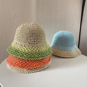 Vista dettagliata dei cappelli a secchiello all'uncinetto in beige verde e motivi arancioni