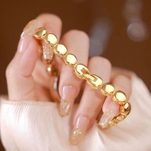 Elegant gold oval link bracelet for women featuring polished vintage minimalist aesthetic