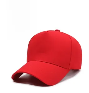 Nahaufnahme der roten Baumwoll-Baseballkappe mit gebogener Krempe und hochwertigen Nähten