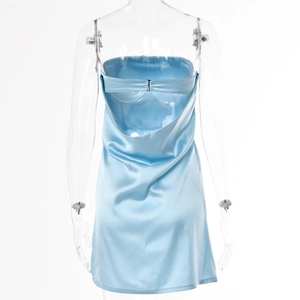 Détail de mini robe satin bleu clair montrant le design sexy dos nu drapé