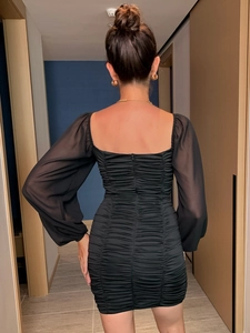 Robe courte moulante noire dos nu avec manches longues en mesh et détails froncés