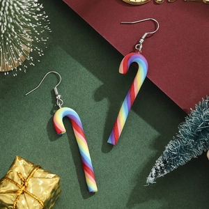 Detailaufnahme von regenbogenfarbenen Zuckerstangen-Ohrringen mit Metallhaken