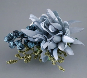 Détail d'une boutonnière fleur artificielle bleu poudré avec baies pour mariage