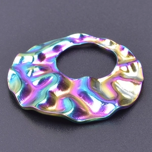 Makro-Detail des runden gewellten irisierenden Edelstahl-Anhängers mit Regenbogen-Finish