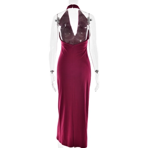 Vue arrière d'une robe longue moulante dos nu de couleur bordeaux sur mannequin
