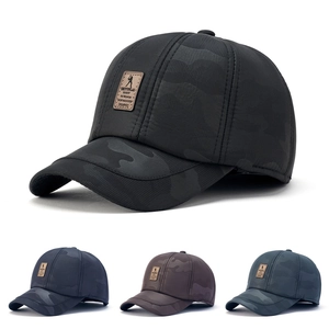 Dettaglio del cappello da baseball con motivo mimetico e logo in pelle marrone