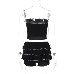 Détail de l'ensemble deux pièces en maille noire avec bords à volants sur haut et short