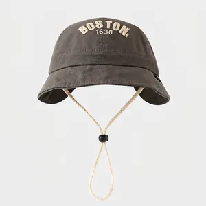 Detalle de gorro de algodón verde oliva para niños con bordado de Boston 1630