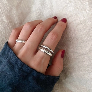Minimalist 925 sterling silver double-layer twisted rope rings worn by a model