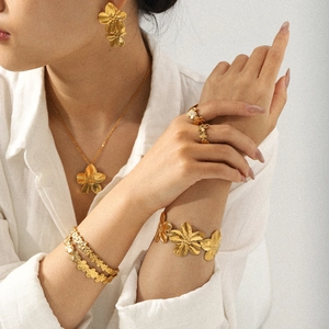 Parure de bijoux fleur dorée comprenant collier boucles d'oreilles et bague