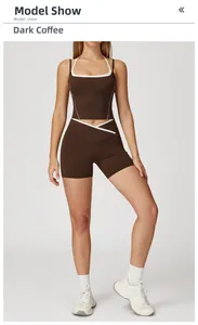 Détail de l'ensemble de yoga café noir avec liseré blanc sur la brassière et le short