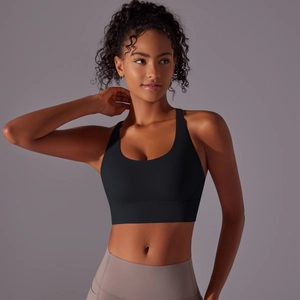 Dettaglio del reggiseno sportivo nero con incrocio sulla schiena e spalline larghe