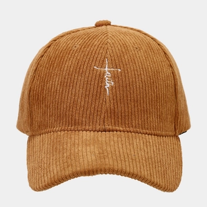 Détail de la broderie blanche Faith sur une casquette en velours côtelé marron