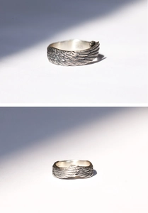 Macro dell'anello ad ala in argento 925 con punzone S925 e trama di piume dettagliata