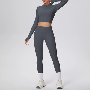 Détail d'un ensemble de yoga gris foncé avec trous pour les pouces et veste zippée