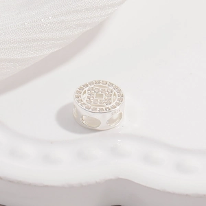 S925 Sterling Silber Münz-Charm mit weißem Zirkon-Pavé und hohlem Runddesign