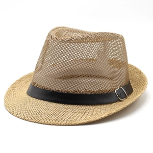 Détail du chapeau Panama marron clair avec couronne en maille aérée et ruban en cuir