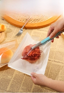 Detail of food-grade translucent baking bag for toast with elegant lettering