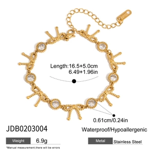 Makro-Detail von 18K vergoldetem Edelstahl-Armband mit Schleifen und Produktdaten