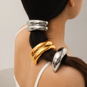 Geometrische Haargummis aus Edelstahl in Gold und Silber für elegante Pferdeschwänze