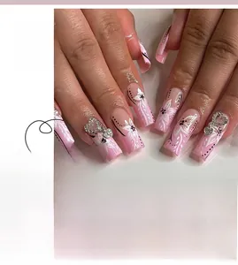 Détail de faux ongles longs ballerine JP1853 avec strass cœur 3D et motifs floraux