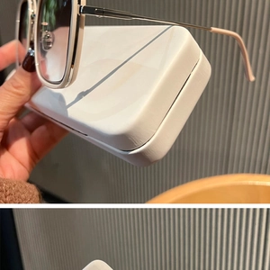 Vue latérale des lunettes de soleil carrées beige avec branches en métal doré