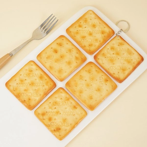 Set di 6 portachiavi realistici in PVC a forma di cracker con anelli in metallo