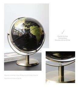 Détail d'un globe noir et doré moderne avec support et base en laiton brossé