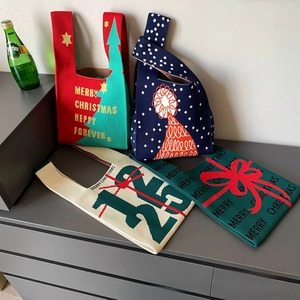 Quatre sacs à main festifs en tricot de Noël avec motifs de fête et détails de nœuds