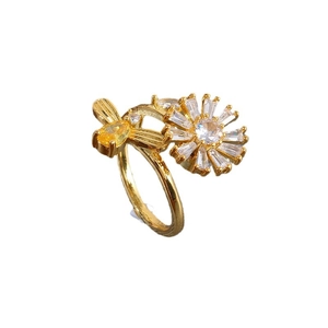 Rotating bee and flower ring with sparkling zircon in a luxury 360-degree golden finish