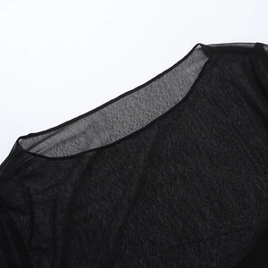 Détail de la texture en maille fine et du col de ce haut court noir transparent et sexy