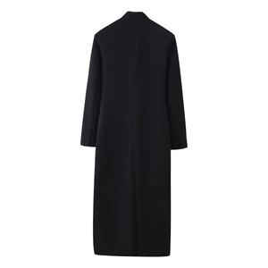 Vue arrière d'un manteau long noir avec taille ajustée et coupe à couture centrale