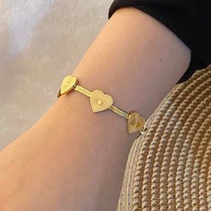 Élégant bracelet chaîne serpent dorée pour femme avec pendentifs cœurs gravés au soleil