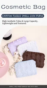 Details von vier bunten Chiffon-Plüsch-Kosmetiktaschen mit süßen Bären-Anhängern